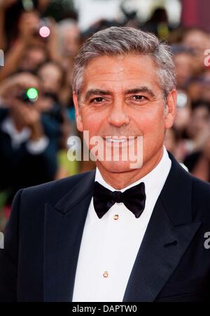 L'acteur George Clooney arrive à la première de "Les ides de mars" au cours de la 68e Festival International du Film de Venise au Palazzo de Cinema à Venise, Italie, 31 août 2011. Photo : Hubert Boesl Banque D'Images