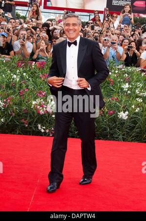 L'acteur George Clooney arrive à la première de "Les ides de mars" au cours de la 68e Festival International du Film de Venise au Palazzo de Cinema à Venise, Italie, 31 août 2011. Photo : Hubert Boesl Banque D'Images