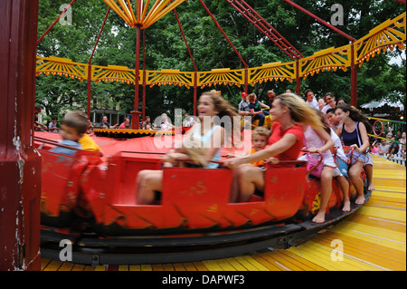 A Carnival ride at Fete Paradiso à Governors Island dans le port de New York. Banque D'Images