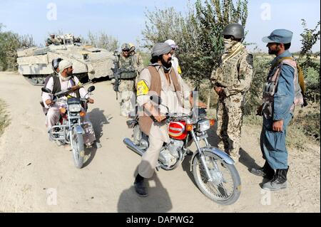 Les soldats allemands, des policiers afghans et des milices de se parler à un point de contrôle dans le district de Chahar Dara près de Kunduz, Afghanistan, 01 septembre 2011. Les Forces armées allemandes sont continuellement impliqués dans la rencontre militaire dans le Nord de l'Afghanistan. Photo : MAURIZIO GAMBARINI Banque D'Images