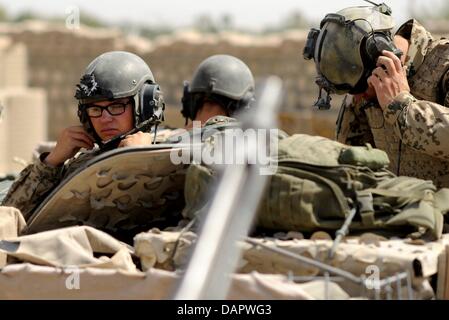 Soldats allemands et des policiers afghans prendre part en mission dans le district de Chahar Dara près de Kunduz, Afghanistan, 01 septembre 2011. Les Forces armées allemandes sont continuellement impliqués dans la rencontre militaire dans le Nord de l'Afghanistan. Photo : MAURIZIO GAMBARINI Banque D'Images