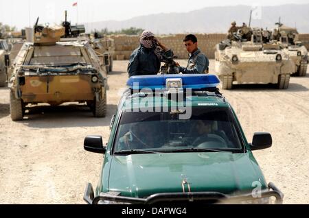 Soldats allemands et des policiers afghans prendre part en mission dans le district de Chahar Dara près de Kunduz, Afghanistan, 01 septembre 2011. Les Forces armées allemandes sont continuellement impliqués dans la rencontre militaire dans le Nord de l'Afghanistan. Photo : MAURIZIO GAMBARINI Banque D'Images