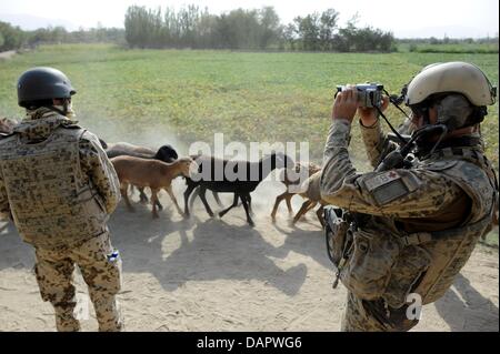 Soldats allemands et des policiers afghans de prendre part à une mission dans le district de Chahar Dara près de Kunduz, Afghanistan, 01 septembre 2011. Les Forces armées allemandes sont continuellement impliqués dans la rencontre militaire dans le Nord de l'Afghanistan. Photo : MAURIZIO GAMBARINI Banque D'Images