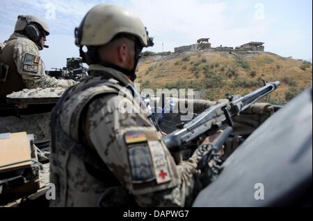 Soldats allemands et des policiers afghans de prendre part à une mission dans le district de Chahar Dara près de Kunduz, Afghanistan, 01 septembre 2011. Les Forces armées allemandes sont continuellement impliqués dans la rencontre militaire dans le Nord de l'Afghanistan. Photo : MAURIZIO GAMBARINI Banque D'Images