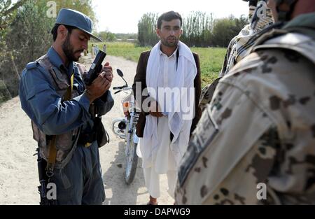 Soldats allemands et des policiers afghans de prendre part à une mission dans le district de Chahar Dara près de Kunduz, Afghanistan, 01 septembre 2011. Les Forces armées allemandes sont continuellement impliqués dans la rencontre militaire dans le Nord de l'Afghanistan. Photo : MAURIZIO GAMBARINI Banque D'Images