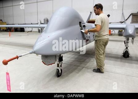 Un technicien de l'armée allemande travaille sur un '1' Heron drone de reconnaissance à l'aérodrome à Mazar-i-Sharif, Afghanistan, 02 septembre 2011. L'Armée de l'air allemande (Luftwaffe) utilise ces des drones pour appuyer les forces terrestres avec des données immédiates. Photo : Maurizio Gambarini Banque D'Images