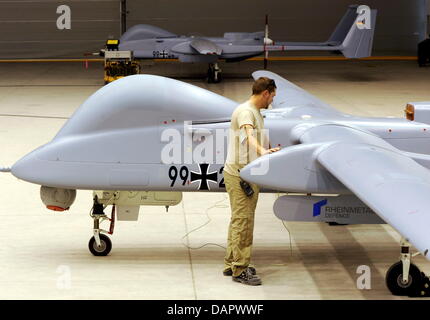 Un technicien de l'armée allemande travaille sur un '1' Heron drone de reconnaissance à l'aérodrome à Mazar-i-Sharif, Afghanistan, 02 septembre 2011. L'Armée de l'air allemande (Luftwaffe) utilise ces des drones pour appuyer les forces terrestres avec des données immédiates. Photo : Maurizio Gambarini Banque D'Images