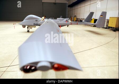 Un technicien de l'armée allemande travaille sur un '1' Heron drone de reconnaissance à l'aérodrome à Mazar-i-Sharif, Afghanistan, 02 septembre 2011. L'Armée de l'air allemande (Luftwaffe) utilise ces des drones pour appuyer les forces terrestres avec des données immédiates. Photo : Maurizio Gambarini Banque D'Images