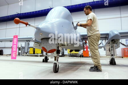 Un technicien de l'armée allemande travaille sur un '1' Heron drone de reconnaissance à l'aérodrome à Mazar-i-Sharif, Afghanistan, 02 septembre 2011. L'Armée de l'air allemande (Luftwaffe) utilise ces des drones pour appuyer les forces terrestres avec des données immédiates. Photo : Maurizio Gambarini Banque D'Images