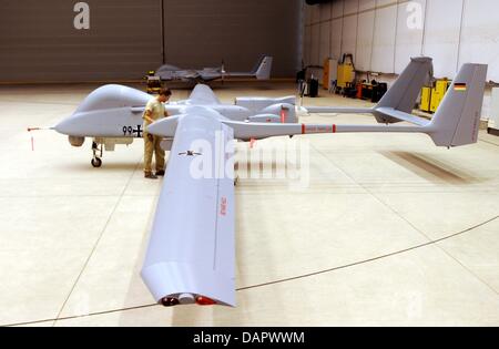 Un technicien de l'armée allemande travaille sur un '1' Heron drone de reconnaissance à l'aérodrome à Mazar-i-Sharif, Afghanistan, 02 septembre 2011. L'Armée de l'air allemande (Luftwaffe) utilise ces des drones pour appuyer les forces terrestres avec des données immédiates. Photo : Maurizio Gambarini Banque D'Images