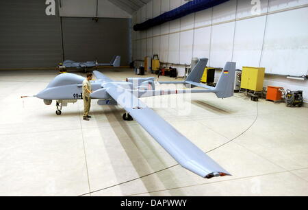 Un technicien de l'armée allemande travaille sur un '1' Heron drone de reconnaissance à l'aérodrome à Mazar-i-Sharif, Afghanistan, 02 septembre 2011. L'Armée de l'air allemande (Luftwaffe) utilise ces des drones pour appuyer les forces terrestres avec des données immédiates. Photo : Maurizio Gambarini Banque D'Images