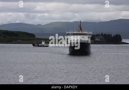 Ferry calmac arrivant dans le port d'Oban en Écosse juillet 2013 Banque D'Images