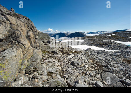 Une vue depuis le sommet des montagnes norvégiennes au Dalsnibba est vu près du Geirangerfjord, Allemagne, 30 juillet 2011. Le chemin vous mènera de Nibbevegen Djupvass-hut à 1039 m au-dessus du niveau de la mer, vers le point de vue de Dalsnibba, qui est à environ 1500 m au-dessus du niveau de la mer. L'excursion au sommet offre une vue magnifique sur le paysage, les montagnes et la neige des fjords. Photo : Banque D'Images