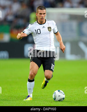 L'Allemagne Lukas Podolski passe le ballon au cours de l'EURO 2012 match de qualification du groupe A L'Allemagne contre l'Autriche à l'Arena Auf Schalke 04 à Gelsenkirchen, Allemagne, 02 septembre 2011. Photo : Thomas Eisenhuth Banque D'Images