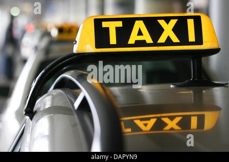 Fichier - une archive photo datée du 31 janvier 2006 montre un taxi à l'aéroport de Hambourg, Allemagne. Un chauffeur de taxi verrouillé une femme dans le coffre pendant six heures avant qu'elle a été libérée en face de son appartement à 20 km, la police a signalé le lundi, 05 septembre 2011. Photo : Maurizio Gambarini Banque D'Images