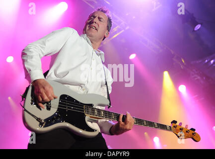 Chanteur Andy McCluskey du groupe britannique d'OMD (Orchestral manoeuvres in the Dark) se tient sur la scène à l'IFA Sommergarten à Berlin, Allemagne, 05 septembre 2011. Le groupe est en tournée pour soutenir leur nouvel album 'History of Modern'. Photo : Britta Pedersen Banque D'Images