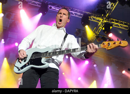 Chanteur Andy McCluskey du groupe britannique d'OMD (Orchestral manoeuvres in the Dark) se tient sur la scène à l'IFA Sommergarten à Berlin, Allemagne, 05 septembre 2011. Le groupe est en tournée pour soutenir leur nouvel album 'History of Modern'. Photo : Britta Pedersen Banque D'Images