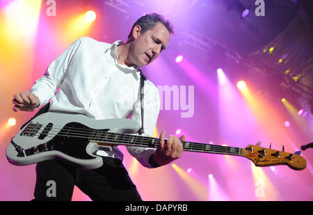 Chanteur Andy McCluskey du groupe britannique d'OMD (Orchestral manoeuvres in the Dark) se tient sur la scène à l'IFA Sommergarten à Berlin, Allemagne, 05 septembre 2011. Le groupe est en tournée pour soutenir leur nouvel album 'History of Modern'. Photo : Britta Pedersen Banque D'Images