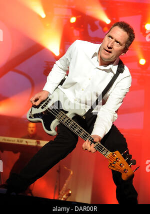 Chanteur Andy McCluskey du groupe britannique d'OMD (Orchestral manoeuvres in the Dark) se tient sur la scène à l'IFA Sommergarten à Berlin, Allemagne, 05 septembre 2011. Le groupe est en tournée pour soutenir leur nouvel album 'History of Modern'. Photo : Britta Pedersen Banque D'Images