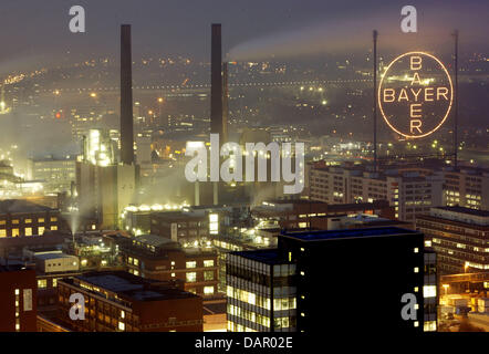 (Dossier) une archive photo datée du 03 février 2009 montre cheminées fumeurs sur le parc industriel chimique avec l'usine de Bayer à Leverkusen, Allemagne. Le Bayer a chuté 10,58 pour cent du stock à 36,505 euros, les experts du marché qui imputent à l'US health board, la FDA, exigeant plus d'informations sur l'anticoagulent, Xarelto. Photo : Oliver Berg Banque D'Images