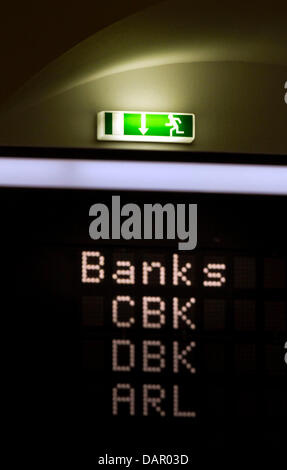 Un signes des points sur la sortie de secours au-dessus d'une banque avec des cartes d'affichage des valeurs sur elle à la bourse de Francfort, Allemagne, 06 septembre 2011. Après l'effondrement des marchés difficiles sur le jour précédent, le Dax interrompu sa brève tentative de récupération. L'index n'a pas renforcer son augmentation initiale et a plongé dans le rouge de façon marquée au cours de l'après-midi. Photo : FRANK R Banque D'Images