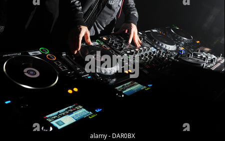 French house dj et producteur de musique David Guetta dj lors de l'événement 'Ibiza à Berlin' à l'Spindler & Klatt club à Berlin, Allemagne, 06 septembre 2011. L'étiquette de casque Beats by Dr. Dre a tenu une partie de lancement de nouveaux écouteurs. Photo : Jens Kalaene Banque D'Images