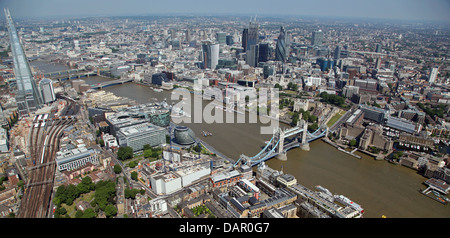 Vue aérienne de Londres de Bermondsey. La Tamise, Tower of London, Tower Bridge, l'Hôtel de Ville et de la ville de Londres Banque D'Images