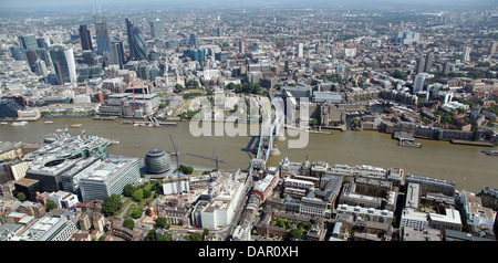 Vue aérienne de Londres de Bermondsey à travers la Tamise, avec la Tour de Londres, l'Hôtel de Ville, de Tower Bridge et de la City de Londres Banque D'Images