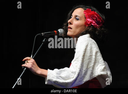 La chanteuse de jazz allemand de la bande de nylon, Lisa Bassenge, joue sur la scène à la salle de concert Postfuhramt durant la Semaine de la musique de Berlin - 'Votre voix contre la pauvreté' à Berlin, Allemagne, 7 septembre 2011. Musiciens du monde entier sont showcaing leurs talents musicaux dans les petits, hors-scène. Photo : Britta Pedersen Banque D'Images