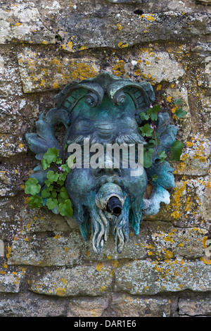 Fontaine d'eau mur de Poséidon, l'un des douze divinités de l'Olympe le panthéon de la mythologie grecque Banque D'Images