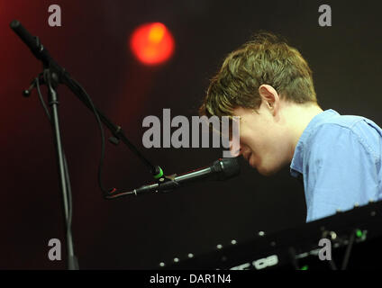 La chanteuse britannique James Blake en prestation au Festival de Berlin 2011 dans le cadre de la Semaine de la musique de Berlin à l'ancien aéroport de Tempelhof à Berlin, Allemagne, 09 septembre 2011. 77 bandes sont à effectuer sur les deux jours du festival. Photo : Britta Pedersen Banque D'Images