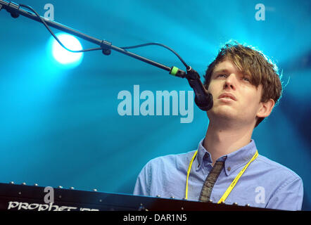 La chanteuse britannique James Blake en prestation au Festival de Berlin 2011 dans le cadre de la Semaine de la musique de Berlin à l'ancien aéroport de Tempelhof à Berlin, Allemagne, 09 septembre 2011. 77 bandes sont à effectuer sur les deux jours du festival. Photo : Britta Pedersen Banque D'Images