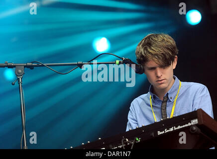 La chanteuse britannique James Blake en prestation au Festival de Berlin 2011 dans le cadre de la Semaine de la musique de Berlin à l'ancien aéroport de Tempelhof à Berlin, Allemagne, 09 septembre 2011. 77 bandes sont à effectuer sur les deux jours du festival. Photo : Britta Pedersen Banque D'Images