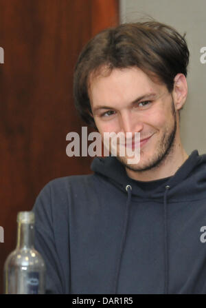 Guitariste Josh Klinghoffer des Red Hot Chili Peppers sourit pendant une entrevue à Cologne, Allemagne, 31 août 2011. Photo : Jan Knoff Banque D'Images