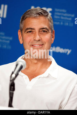 Directeur/acteur américain George Clooney parle lors de la conférence de presse de "Les ides de mars" au Festival International du Film de Toronto au Bell Lightbox in Toronto, Canada, le 09 septembre 2011. Photo : Hubert Boesl Banque D'Images
