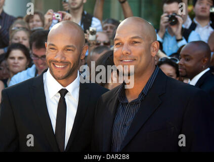 Acteur acteur Stephen Bishop (l) et des professionnels de la Justice David Joueur MLB arrivent à la première de 'Moneyball' au Festival International du Film de Toronto, TIFF, au Roy Thomson Hall à Toronto, Canada, le 09 septembre 2011. Photo : Hubert Boesl Banque D'Images