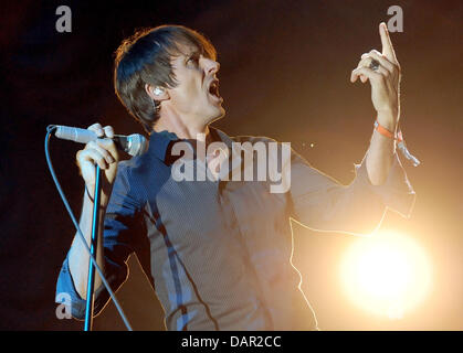 Brett Anderson, chanteur du groupe britannique Daim, effectue pendant le Festival de Berlin 2011 de Berlin Music Week à l'ancien aéroport de Tempelhof sont vus à Berlin, Allemagne, 09 septembre 2011. 77 effectuez durant les deux jours de festival. Photo : Britta Pedersen Banque D'Images