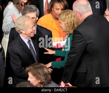 Le sénateur américain Joseph Lieberman (Démocrate indépendant du Connecticut), gauche, parle avec le président du Comité National Démocratique représentant américain Debbie Wasserman Schultz (démocrate de la Floride), centre, et représentant des États-Unis Joseph Crowley (démocrate de New York), à droite, comme il arrive pour le président des États-Unis, Barack Obama's address sur l'emploi et l'économie à une séance conjointe de C Banque D'Images