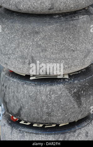 Pirelli slicks poussiéreux sont empilés dans le paddock à la piste de course Autodromo Nazionale Monza, Italie, le 9 septembre 2011. Le Grand Prix de Formule 1 d'Italie aura lieu le 11 septembre 2011. Photo : David Ebener dpa  + + +(c) afp - Bildfunk + + + Banque D'Images