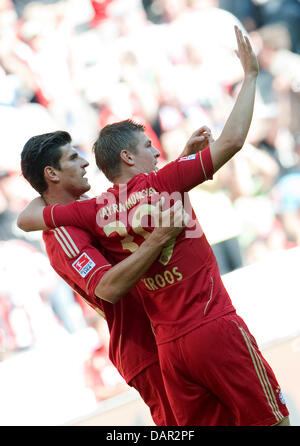 La Munich Mario Gomez (L) célèbre son but avec 1-0 Toni Kroos au cours de la Bundesliga match entre FC Bayern Munich et SC Freiburg à l'Allianz-Arena à Munich, Allemagne, 10 septembre 2011. Photo : Andreas Gebert (ATTENTION : EMBARGO SUR LES CONDITIONS ! Le LDF permet la poursuite de l'utilisation des images dans l'IPTV, les services mobiles et autres technologies nouvelles qu'au plus tôt deux Banque D'Images