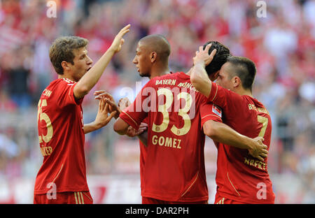 Franck Ribery de Munich (R) célèbre son but avec 2-0 Mario Gomez (L, R-L), Jerome Boateng et Thomas Mueller au cours de la Bundesliga match entre FC Bayern Munich et SC Freiburg à l'Allianz-Arena à Munich, Allemagne, 10 septembre 2011. Photo : Andreas Gebert (ATTENTION : EMBARGO SUR LES CONDITIONS ! Le LDF permet la poursuite de l'utilisation des images dans l'IPTV, les services mobiles et Banque D'Images