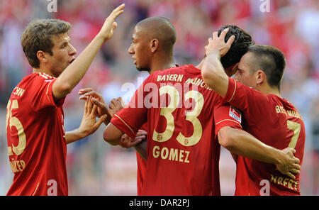 Franck Ribery de Munich (R) célèbre son but avec 2-0 Mario Gomez (L, R-L), Jerome Boateng et Thomas Mueller au cours de la Bundesliga match entre FC Bayern Munich et SC Freiburg à l'Allianz-Arena à Munich, Allemagne, 10 septembre 2011. Photo : Andreas Gebert (ATTENTION : EMBARGO SUR LES CONDITIONS ! Le LDF permet la poursuite de l'utilisation des images dans l'IPTV, les services mobiles et Banque D'Images