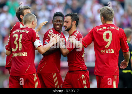 Nils Petersen de Munich (R) célèbre hism 7-0 but avec ses coéquipiers Bastian Schweinsteiger, David Alaba et Diego au cours de la Bundesliga match entre FC Bayern Munich et SC Freiburg à l'Allianz-Arena à Munich, Allemagne, 10 septembre 2011. Fribourg a perdu 0-7. Photo : Sven Hoppe Banque D'Images