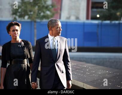 Epa02909561, le président américain Barack Obama et la Première Dame Michelle Obama à pied le long de la piscine du nord du 9/11 Memorial pendant le dixième anniversaire des cérémonies à l'emplacement du World Trade Center le 11 septembre 2011, à New York, USA. EPA/JEFFERSON SIEGEL / Piscine  + + +(c) afp - Bildfunk + + + Banque D'Images