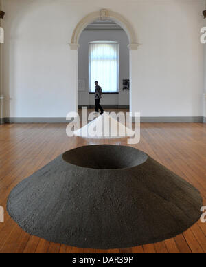 Les visiteurs Voir la sculpture 'Colliery" par l'artiste israélien Micha Ullman au Lindenau-Museum Altenburg, Allemagne, 11 septembre 2011. Ullman a été honoré avec le Gerhard-Altenbourg-prix. Le prix est décerné tous les deux ans et doté de 12 500 euros. Dans le même temps une exposition de dessins et l'installation d'Ullman a été ouverte, qui court jusqu'au 11 décembre 2011. Photo : Banque D'Images