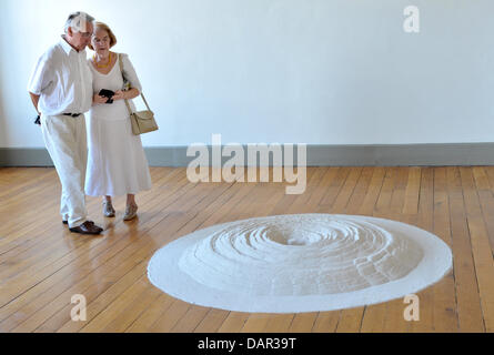 Les visiteurs Voir la sculpture 'Colliery" par l'artiste israélien Micha Ullman au Lindenau-Museum Altenburg, Allemagne, 11 septembre 2011. Ullman a été honoré avec le Gerhard-Altenbourg-prix. Le prix est décerné tous les deux ans et doté de 12 500 euros. Dans le même temps une exposition de dessins et l'installation d'Ullman a été ouverte, qui court jusqu'au 11 décembre 2011. Photo : Banque D'Images