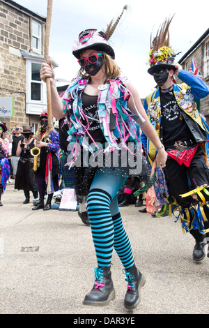 Portrait d'une femme traditionnelle morris dancer avec black face à la Journée de la danse 2013 Bakewell, Derbyshire, Angleterre Banque D'Images