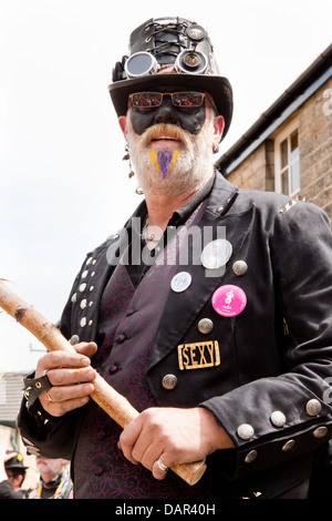 Portrait d'un homme traditionnel morris dancer avec black face à la Journée de la danse 2013 Bakewell, Derbyshire, Angleterre Banque D'Images