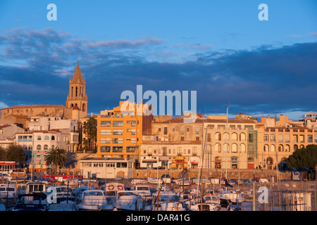 La ville de Palamos photographié au coucher du soleil. Costa Brava, Espagne. Banque D'Images