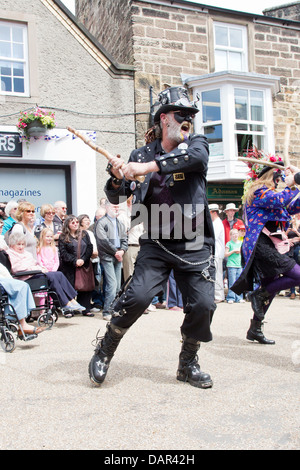 Portrait d'un homme traditionnel morris dancer avec black face à la Journée de la danse 2013 Bakewell, Derbyshire, Angleterre Banque D'Images